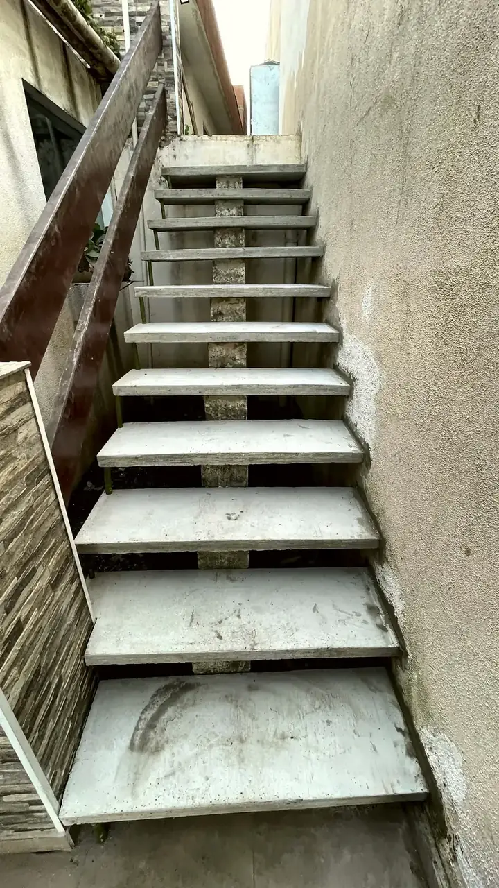 Escada externa depois da reforma, com degraus pré-moldados de concreto