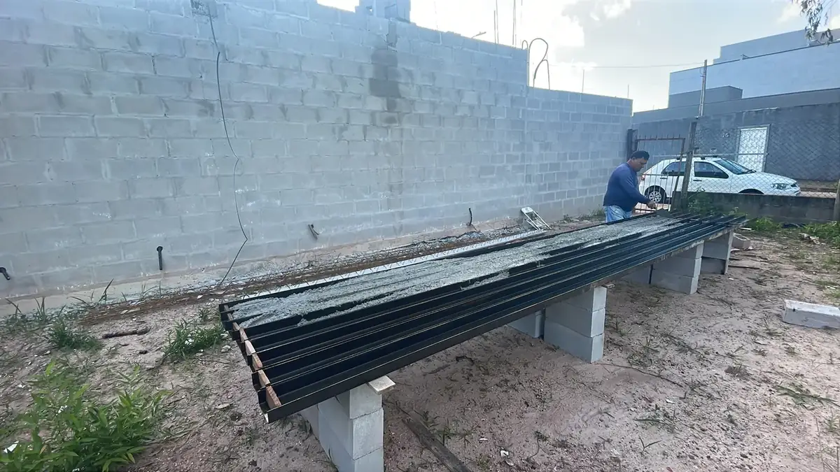 Fabricação das vigotas da laje na obra